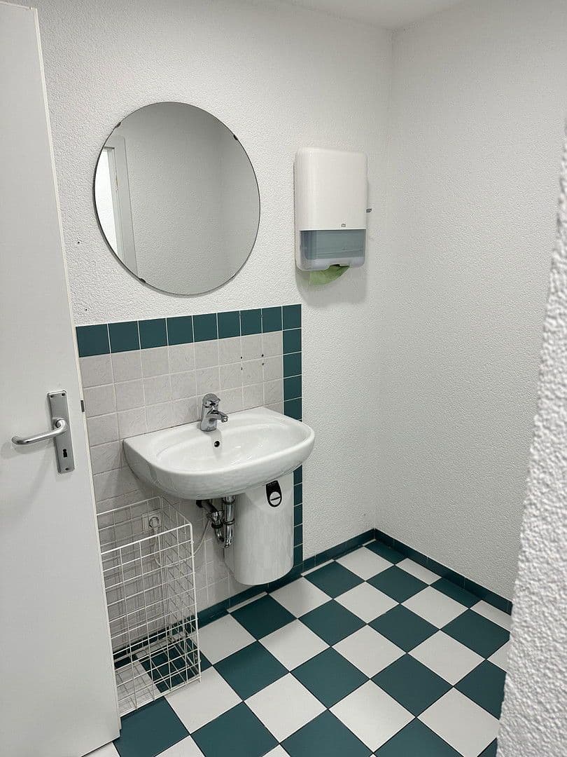 Pronájem nebytového prostoru 588 m², Mühllach 11, Röthenbach an der Pegnitz, Bavorsko Pronájem nebytového prostoru 588 m², Mühllach 11, Röthenbach an der Pegnitz, Bavorsko