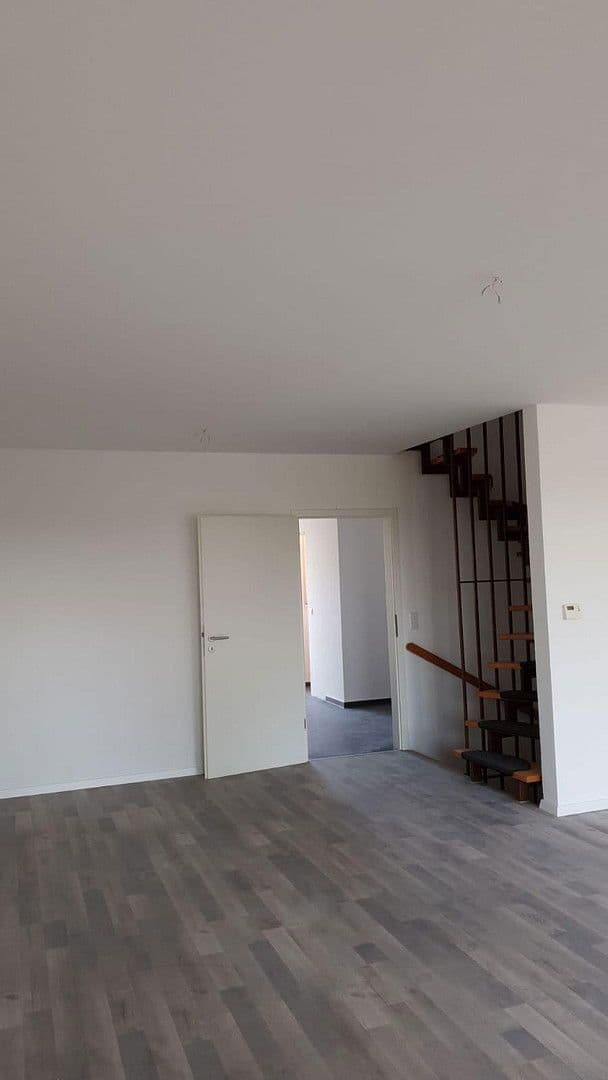 Pronájem domu 161 m², pozemek 300 m², Wettin-Löbejün, Sasko-Anhaltsko Pronájem domu 161 m², pozemek 300 m², Wettin-Löbejün, Sasko-Anhaltsko