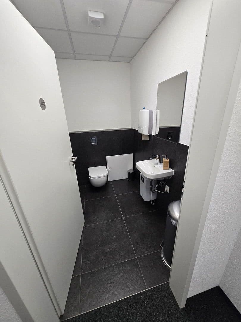 Pronájem nebytového prostoru 280 m², Viersener Straße 240, Mönchengladbach, Severní Porýní-Vestfálsko Pronájem nebytového prostoru 280 m², Viersener Straße 240, Mönchengladbach, Severní Porýní-Vestfálsko