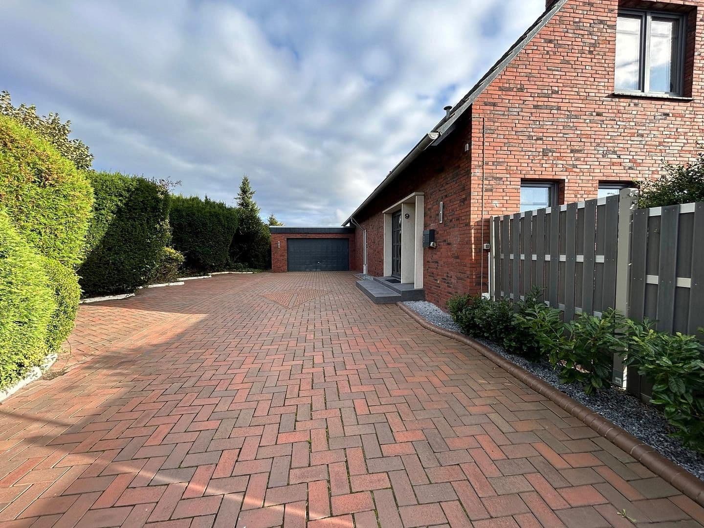 Prodej domu 250 m², pozemek 980 m², Dahlienstraße 9, Upgant-Schott, Dolní Sasko Prodej domu 250 m², pozemek 980 m², Dahlienstraße 9, Upgant-Schott, Dolní Sasko