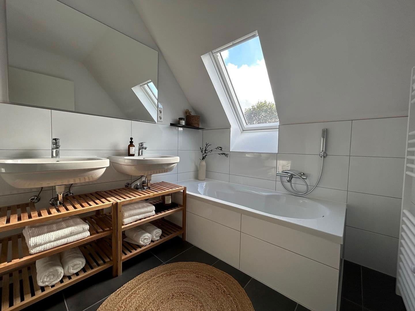 Prodej domu 250 m², pozemek 980 m², Dahlienstraße 9, Upgant-Schott, Dolní Sasko Prodej domu 250 m², pozemek 980 m², Dahlienstraße 9, Upgant-Schott, Dolní Sasko