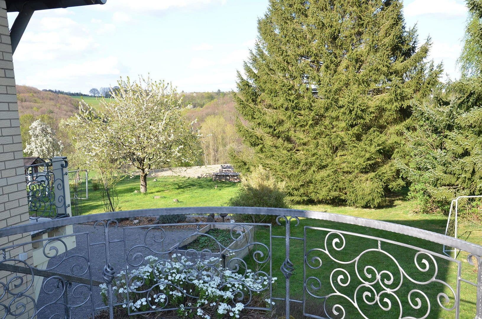 Prodej domu 350 m², pozemek 9.800 m², Dorfstraße 17, Breitscheid, Porýní-Falc Prodej domu 350 m², pozemek 9.800 m², Dorfstraße 17, Breitscheid, Porýní-Falc