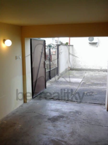 Pronájem garáže 20 m², Teslova, Brno, Jihomoravský kraj Pronájem garáže 20 m², Teslova, Brno, Jihomoravský kraj