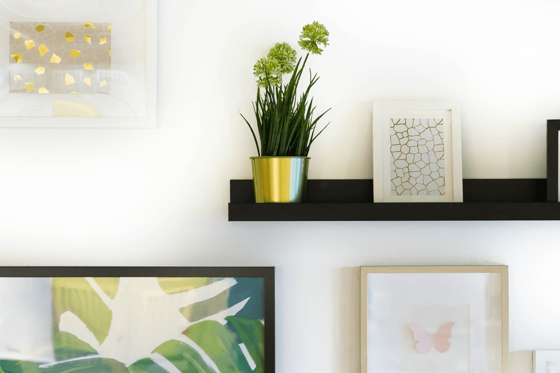 Stěna s rámy na vytištěné fotky