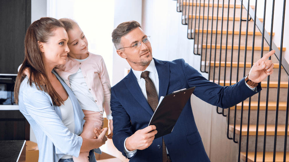 Velké srovnání: vyplatí se prodej bytu bez realitky, nebo je lepší makléř?