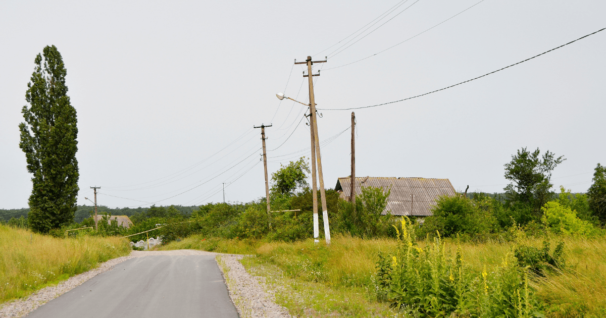 Pozemek pod vedením vysokého napětí: koupit, nebo ne?