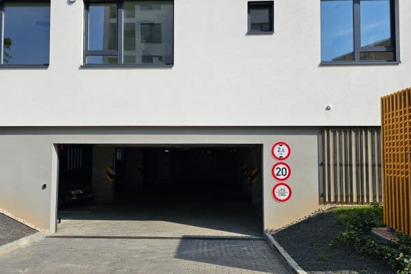 Pronájem garáže 18 m², Kardausova, Praha Pronájem garáže 18 m², Kardausova, Praha