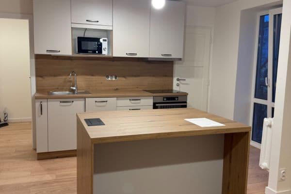 Pronájem bytu 2+kk 60 m², náměstí V. Řezáče, Karlovy Vary Pronájem bytu 2+kk 60 m², náměstí V. Řezáče, Karlovy Vary