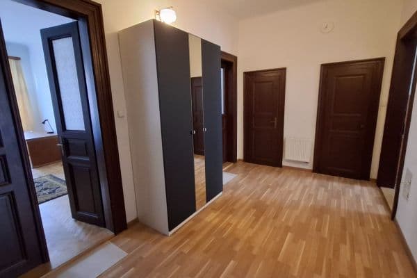 Pronájem bytu 3+1 97 m², Korunní, Praha Pronájem bytu 3+1 97 m², Korunní, Praha