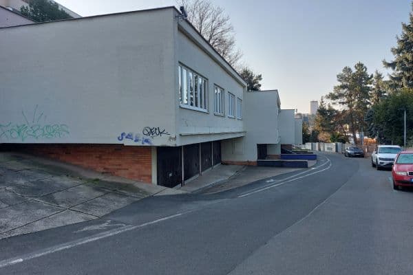 Pronájem garáže 17 m², Nad cihelnou, Praha Pronájem garáže 17 m², Nad cihelnou, Praha