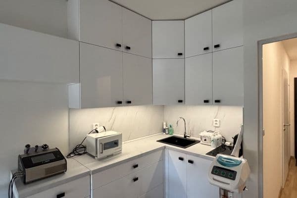 Pronájem nebytového prostoru 25 m², Peroutkova, Praha Pronájem nebytového prostoru 25 m², Peroutkova, Praha