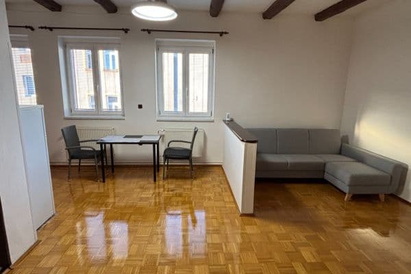 Pronájem bytu 2+kk 60 m², Husova tř., České Budějovice Pronájem bytu 2+kk 60 m², Husova tř., České Budějovice
