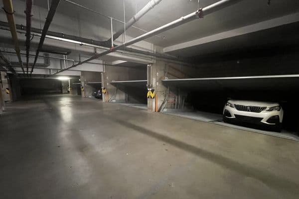 Pronájem garáže 10 m², Františka Kadlece, Praha Pronájem garáže 10 m², Františka Kadlece, Praha