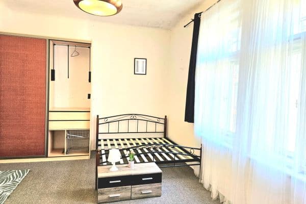 Pronájem bytu 3+1 90 m², Husinecká, Praha Pronájem bytu 3+1 90 m², Husinecká, Praha