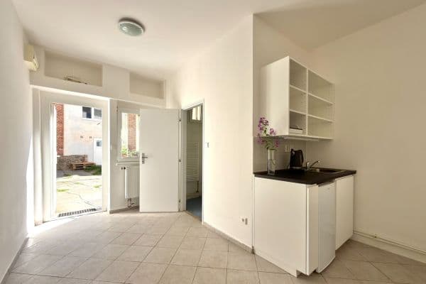 Pronájem bytu 1+kk 15 m², Zbynická, Praha Pronájem bytu 1+kk 15 m², Zbynická, Praha