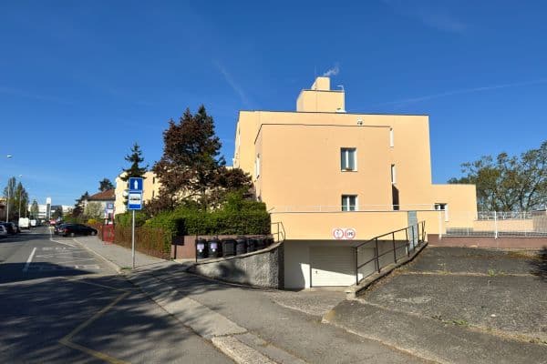 Pronájem garáže 15 m², Lumiérů, Praha Pronájem garáže 15 m², Lumiérů, Praha