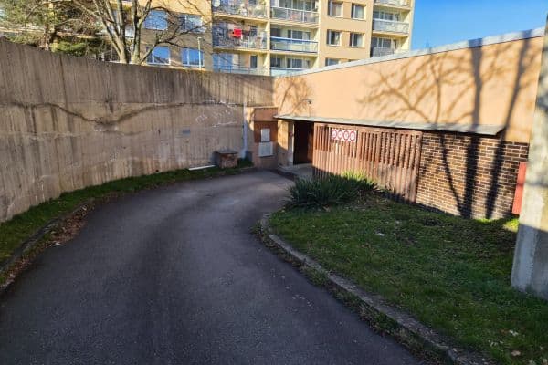Pronájem garáže 17 m², Chalupkova, Praha Pronájem garáže 17 m², Chalupkova, Praha