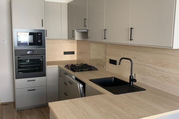 Pronájem bytu 3+1 90 m², Hněvkovského, Praha Pronájem bytu 3+1 90 m², Hněvkovského, Praha