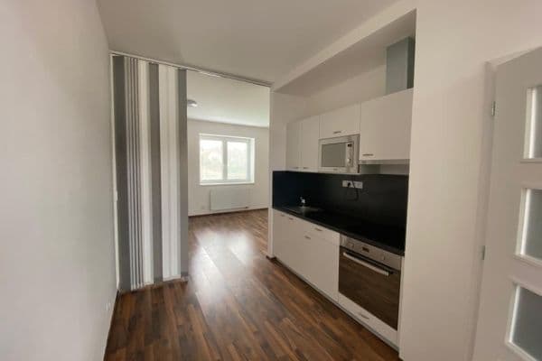 Pronájem bytu 1+kk 36 m², Masarykovo náměstí, Mnichovice Pronájem bytu 1+kk 36 m², Masarykovo náměstí, Mnichovice