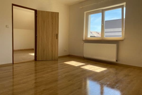 Pronájem bytu 3+1 104 m², Tovární, Dubí Pronájem bytu 3+1 104 m², Tovární, Dubí