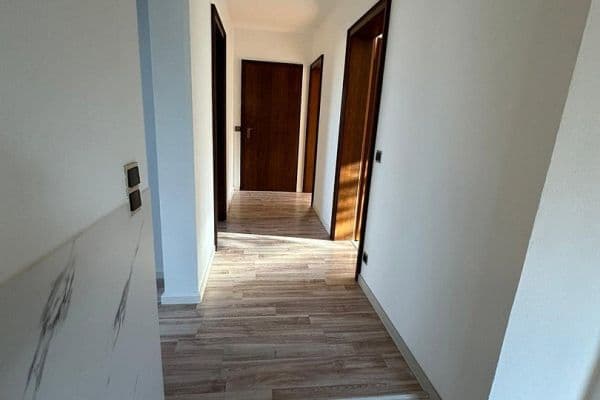 Pronájem bytu 4+1 120 m², Uhingen Pronájem bytu 4+1 120 m², Uhingen
