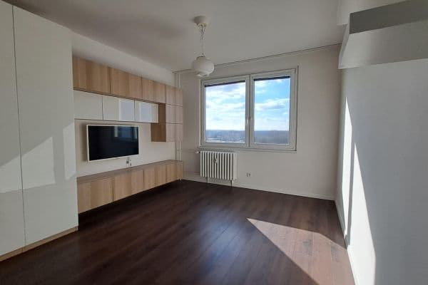 Pronájem bytu 2+1 42 m², nábřeží Závodu míru, Pardubice, Pardubický kraj Pronájem bytu 2+1 42 m², nábřeží Závodu míru, Pardubice, Pardubický kraj