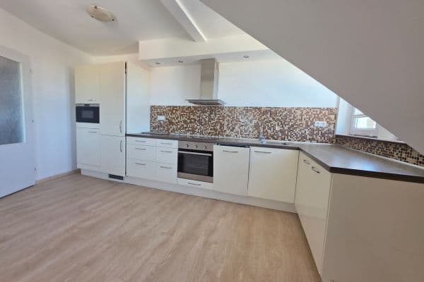 Pronájem bytu 4+1 107 m², Závodu míru, Karlovy Vary Pronájem bytu 4+1 107 m², Závodu míru, Karlovy Vary