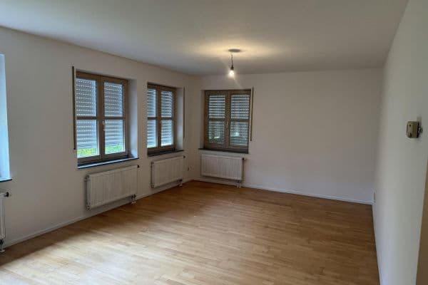Pronájem bytu 3+1 80 m², Asangstr.160, Stuttgart-Obertürkheim, Bádensko-Württembersko Pronájem bytu 3+1 80 m², Asangstr.160, Stuttgart-Obertürkheim, Bádensko-Württembersko
