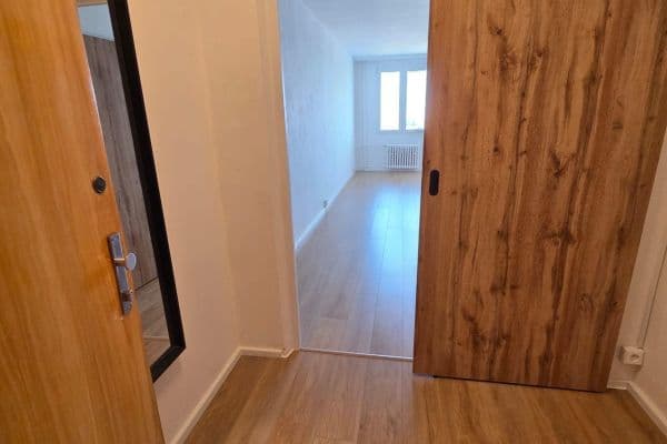 Pronájem bytu 1+kk 28 m², Jabloňová, Praha Pronájem bytu 1+kk 28 m², Jabloňová, Praha