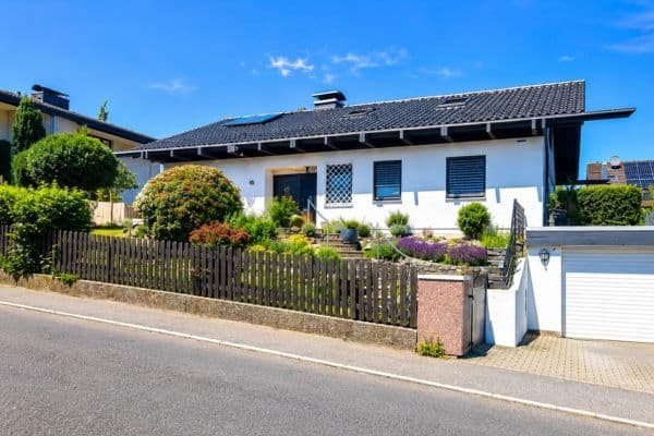 Prodej domu 123 m², pozemek 780 m², Nibelungenstraße 15, Taunusstein-Niederlibbach Prodej domu 123 m², pozemek 780 m², Nibelungenstraße 15, Taunusstein-Niederlibbach