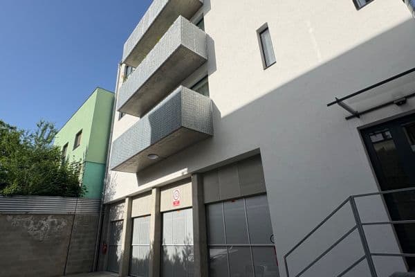 Pronájem garáže 13 m², Šafaříkova, Brno Pronájem garáže 13 m², Šafaříkova, Brno