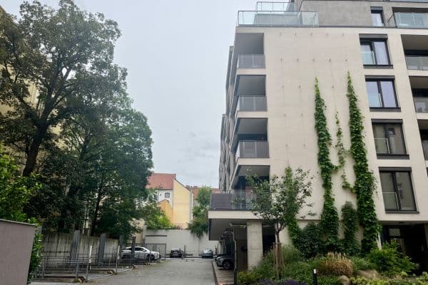 Pronájem garáže 15 m², Staropramenná, Prague Pronájem garáže 15 m², Staropramenná, Prague