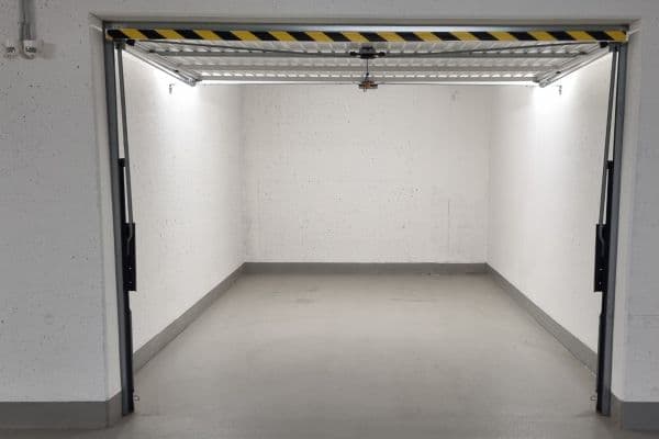 Pronájem garáže 18 m², Domalípova, Praha Pronájem garáže 18 m², Domalípova, Praha