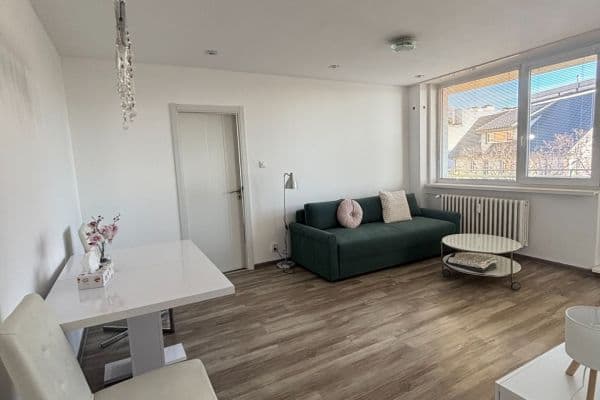 Pronájem bytu 3+1 63 m², Na Revíne, Nové Mesto Pronájem bytu 3+1 63 m², Na Revíne, Nové Mesto