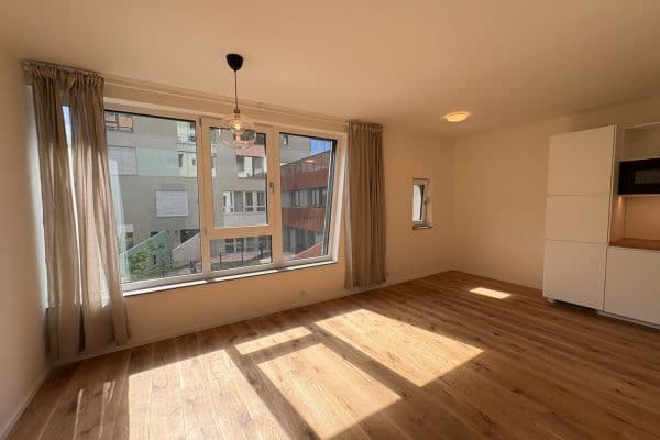 Pronájem bytu 1+kk 38 m², U Komína, Praha Pronájem bytu 1+kk 38 m², U Komína, Praha