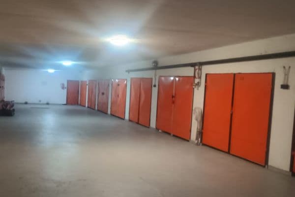 Pronájem garáže 18 m², Ratibořská, Praha Pronájem garáže 18 m², Ratibořská, Praha