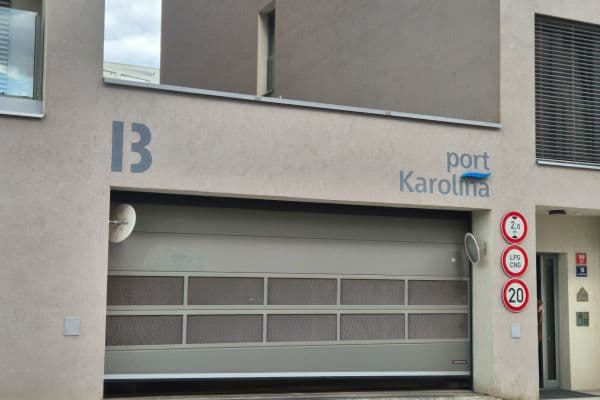 Pronájem garáže 18 m², U Mlýnského kanálu, Praha Pronájem garáže 18 m², U Mlýnského kanálu, Praha