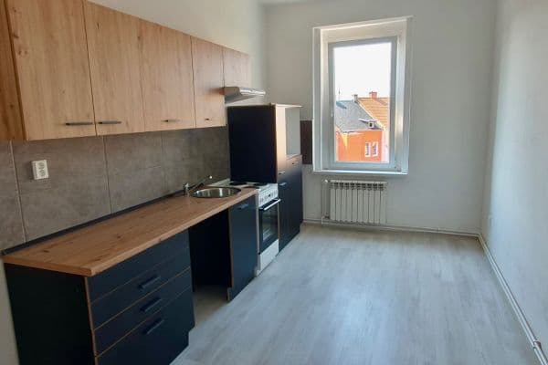 Pronájem bytu 2+1 72 m², Zemská, Teplice Pronájem bytu 2+1 72 m², Zemská, Teplice