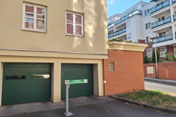 Pronájem garáže 15 m², Pod Parukářkou, Praha Pronájem garáže 15 m², Pod Parukářkou, Praha