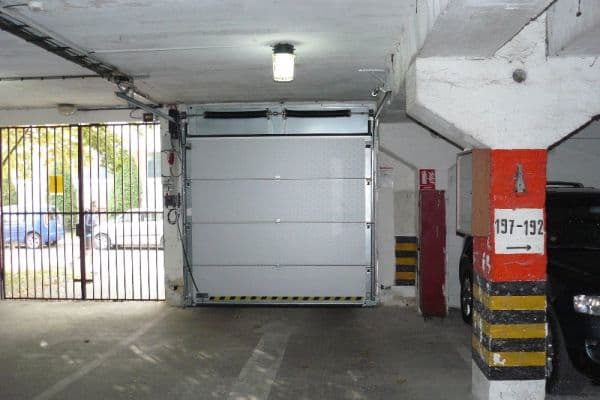 Pronájem garáže 15 m², Ve Lhotce, Praha Pronájem garáže 15 m², Ve Lhotce, Praha