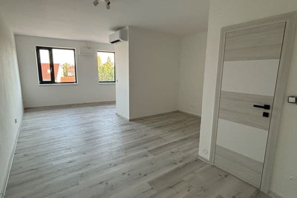 Pronájem bytu 1+kk 38 m², Táborská, Brno Pronájem bytu 1+kk 38 m², Táborská, Brno