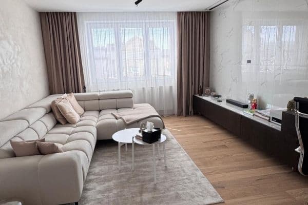Prodej bytu 2+1 62 m², Komenského náměstí, Říčany Prodej bytu 2+1 62 m², Komenského náměstí, Říčany