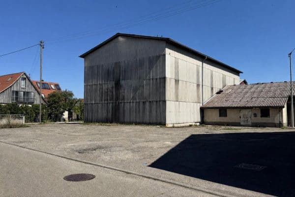 Pronájem nebytového prostoru 2.400 m², Uracher Str. 52, St. Johann - Upfingen Pronájem nebytového prostoru 2.400 m², Uracher Str. 52, St. Johann - Upfingen