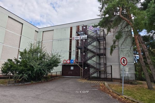 Pronájem garáže 18 m², Frýdlantská, Praha Pronájem garáže 18 m², Frýdlantská, Praha