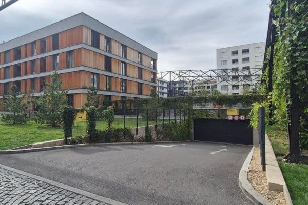 Pronájem garáže 12 m², U Pergamenky, Praha - Holešovice Pronájem garáže 12 m², U Pergamenky, Praha - Holešovice