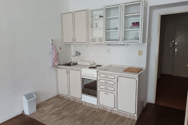 Pronájem bytu 1+kk 28 m², Jeremenkova, Praha Pronájem bytu 1+kk 28 m², Jeremenkova, Praha