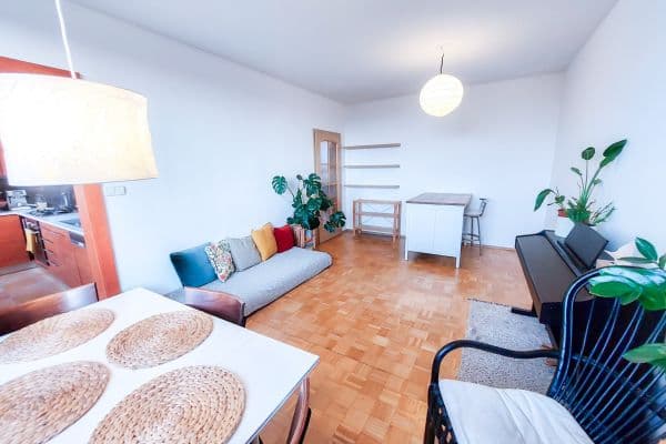 Pronájem bytu 3+1 73 m², náměstí Republiky, Uherské Hradiště Pronájem bytu 3+1 73 m², náměstí Republiky, Uherské Hradiště