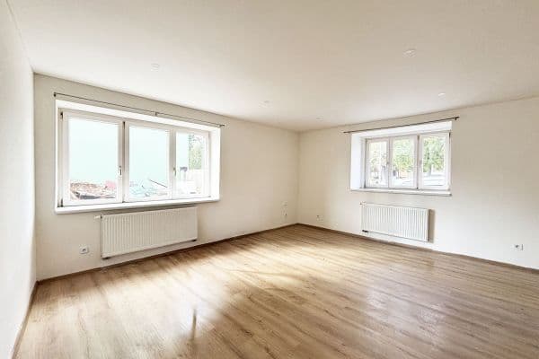 Pronájem bytu 3+1 67 m², Palackého náměstí, Dobrovice Pronájem bytu 3+1 67 m², Palackého náměstí, Dobrovice