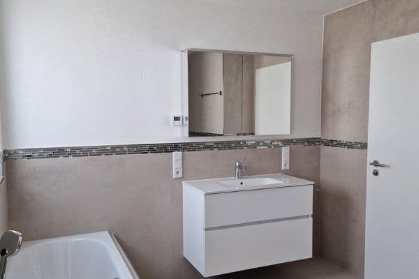 Pronájem bytu 3+1 89 m², Efeustr. 10, Karlsruhe Pronájem bytu 3+1 89 m², Efeustr. 10, Karlsruhe