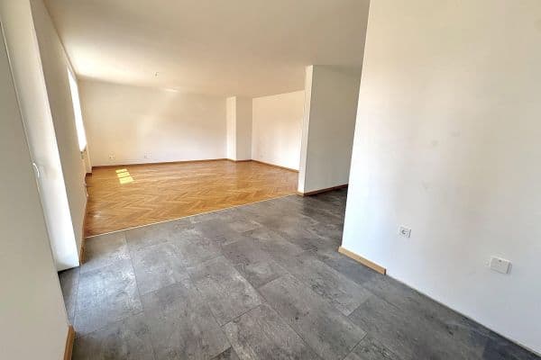 Pronájem bytu 3+1 100 m², Levi-Strauss Straße 9, Kitzingen, Bavorsko Pronájem bytu 3+1 100 m², Levi-Strauss Straße 9, Kitzingen, Bavorsko